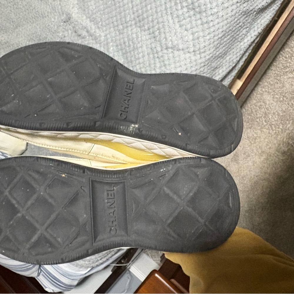 Chanel WhiteBlack Leather & Fabric CC Low Top Sneaker Shoes, 36 - Picture 4 of 10